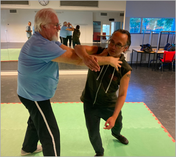 Twee mensen doen een oefening